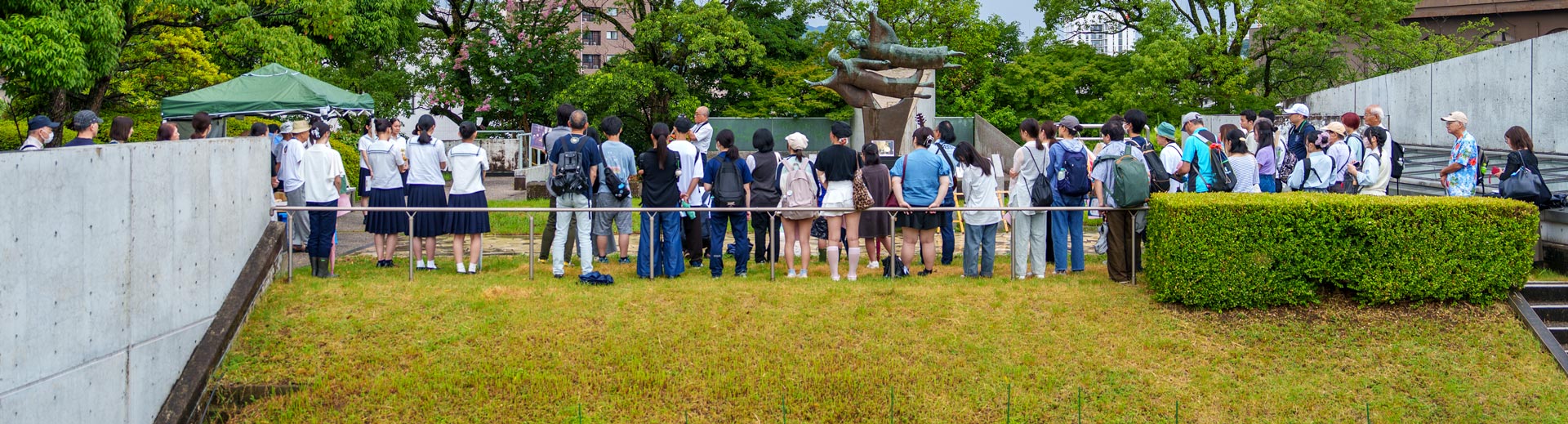 8月8日8時～　未来を生きる子らの像（ふりそでの少女像）碑前祭が行われました。