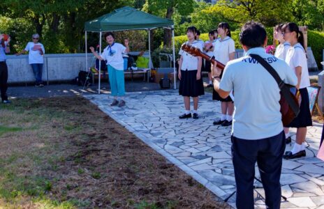 8月8日　未来を生きる子らの像（ふりそでの少女像）碑前祭が行われました