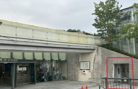 「正面玄関前エレベーター点検に伴う停止のお知らせ」
