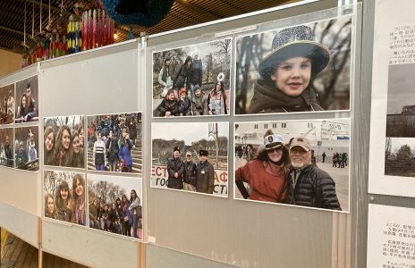 「ウクライナに笑顔を」写真展を開催中