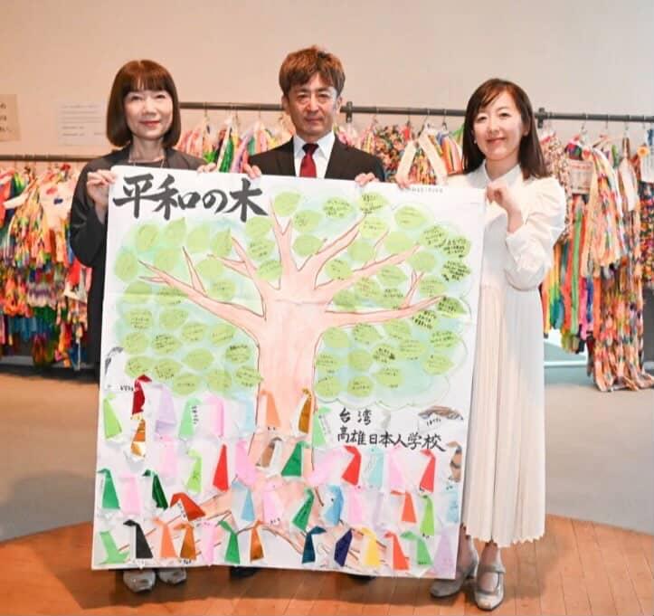 右から前田真里さん　髙田浩二台湾・高雄日本人学校前教頭　塚田施設長